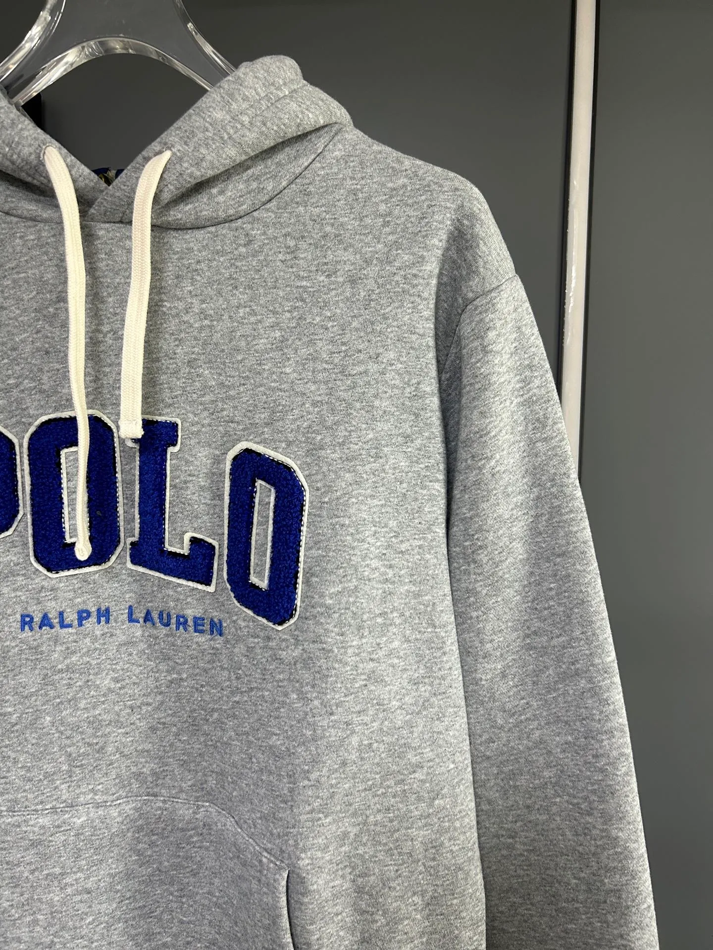 P230 𝗥𝗮𝗹𝗽𝗵 𝗟𝗮𝘂𝗿𝗲𝗻/Ralph Lauren🐎Towel embroidered hooded sweatshirt 380g Expo velvet hooded sweatshirt High-end official original one-to-one replica - customized original fabrics, accessories, hang tags, collar labels, and packaging are all made according to the original version to distinguish the cheap and wrong versions on the market This hooded sweatshirt is decorated with the simple style that represents Ralph Lauren and is paired with the classic Polo towel embroidery pattern, which is three-dimensional and full! The solid color fabric paired with exquisite embroidery instantly sets it off! Hooded sports design, loose and casual fit! The overall texture is very strong! Through the pictures, we can feel the thickness and texture of custom-woven and dyed threads. The workmanship is exquisite. They are shipped from major foreign trade factories. They are all made by masters with many years of experience. Everything is of high standards and requirements! Simple and versatile style ~ super delicate and soft, close to the body without being tied, all fabrics and accessories are original custom-made and of high quality! Perfectly reflects the brand’s sense of superiority! Standard cut, comfortable stretch, unrestricted movement! Highly practical, high-end and classy! Versatile style ~ can be paired with jeans or jogging pants. Ideal for transitioning from your morning commute to weekend events!  Color: Gray Blue Size: S-2XL